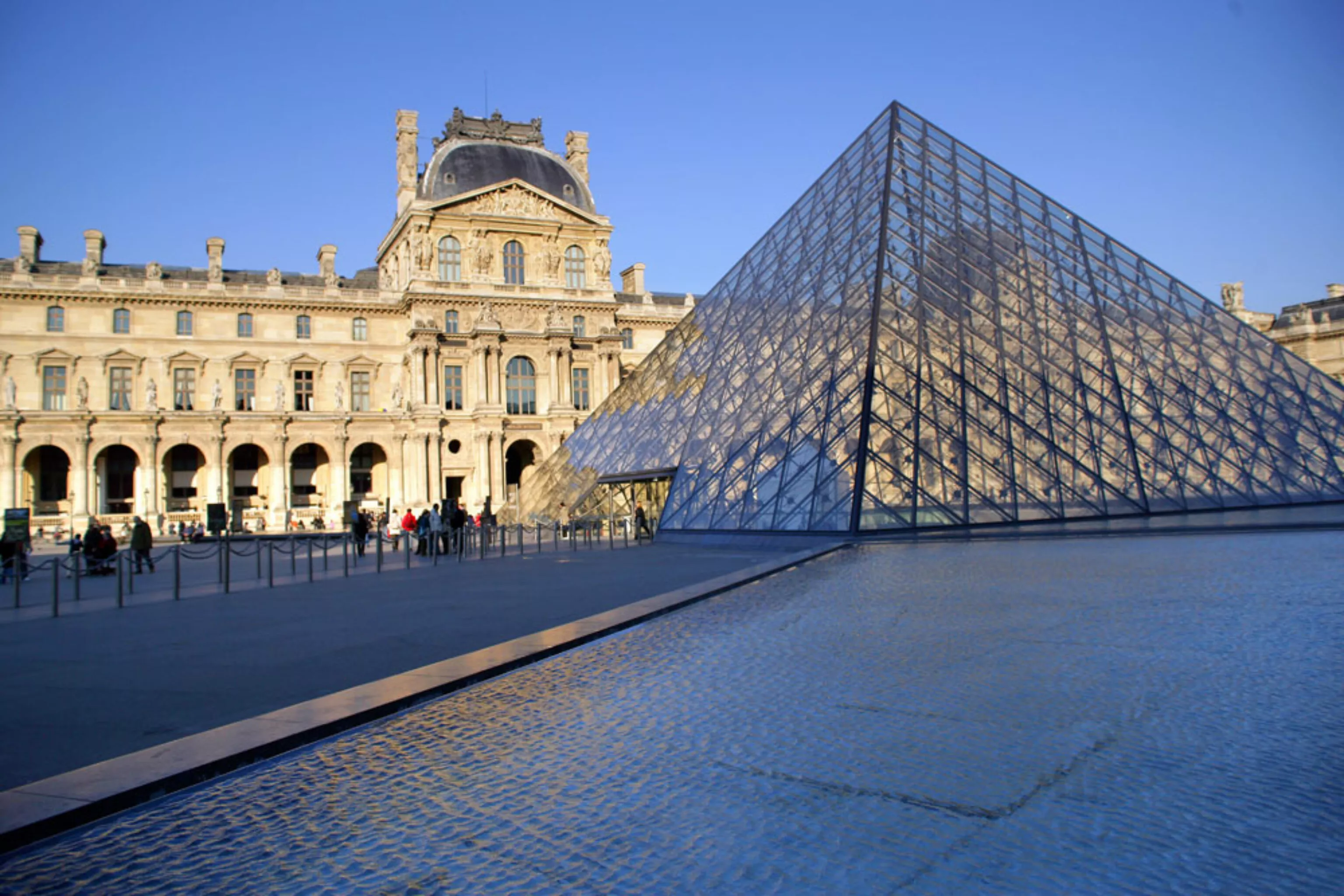 La pyramide du musée du Louvre à Paris