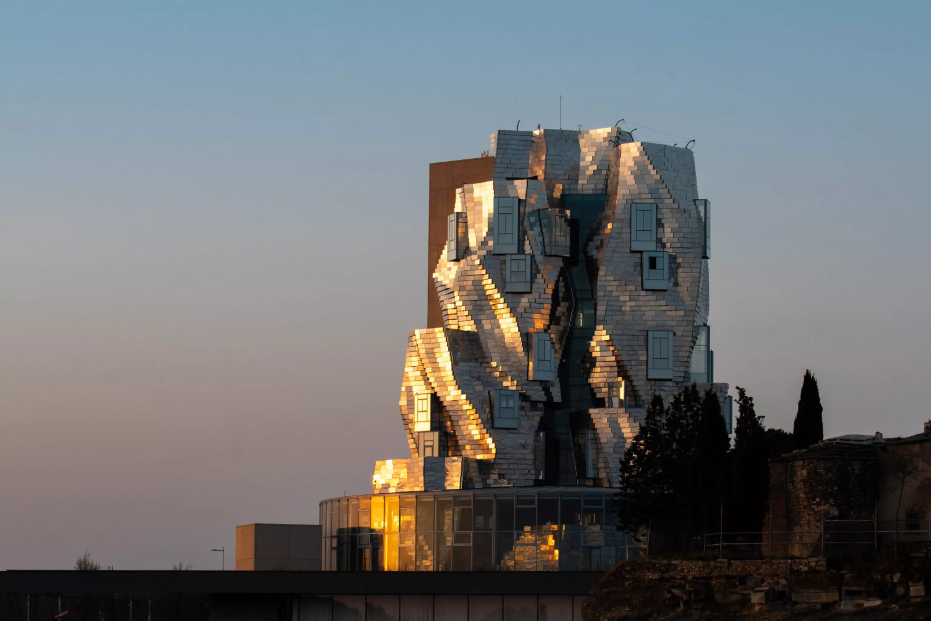 Vue de la Tour Luma dans le parc des ateliers à Arles