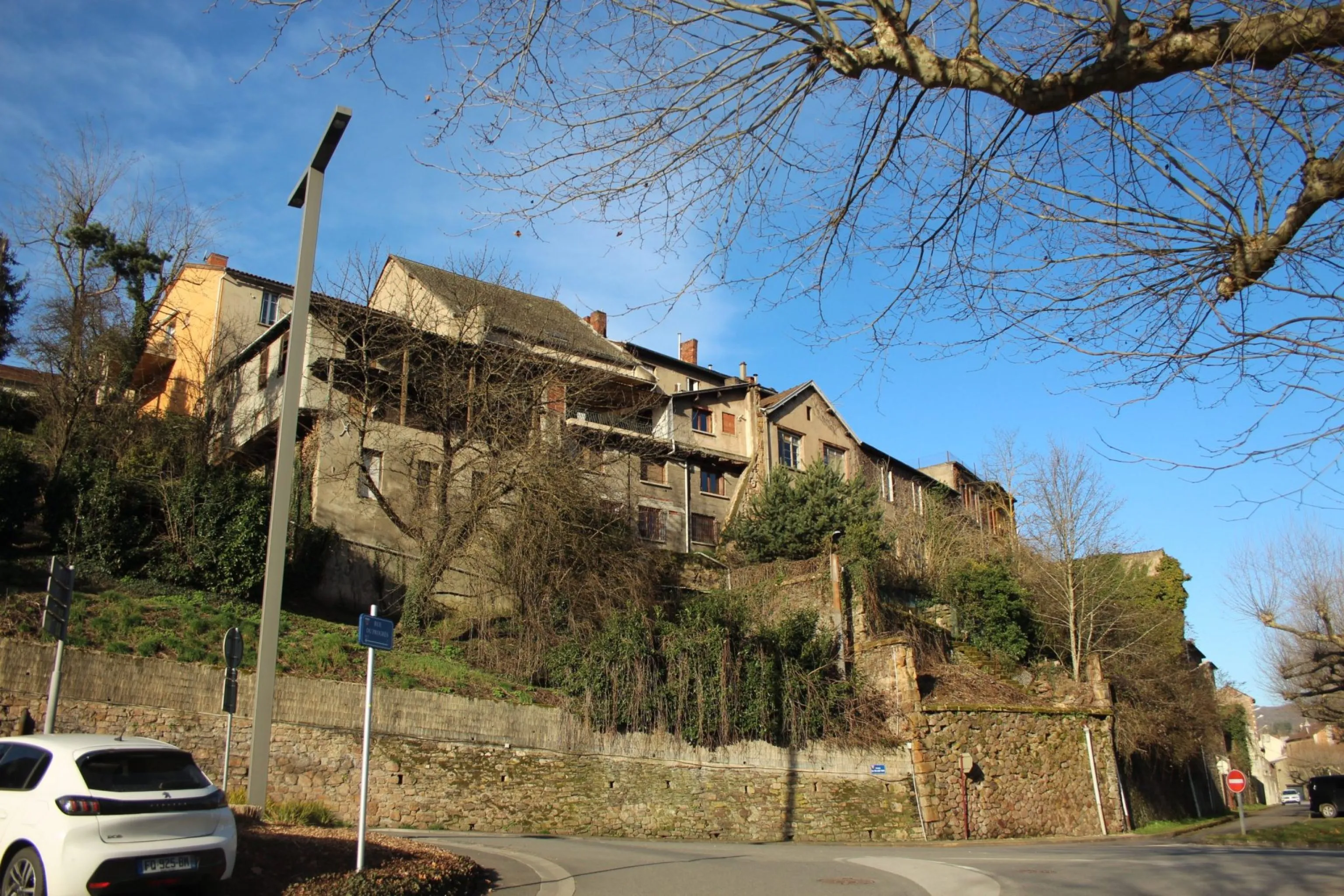 Lancé en fin 2020 et piloté par l’Agence Nationale de Cohésion des Territoires, le programme national Petites Villes de Demain (PVD) vise à donner aux centralités rurales les moyens de redynamiser leurs territoires.