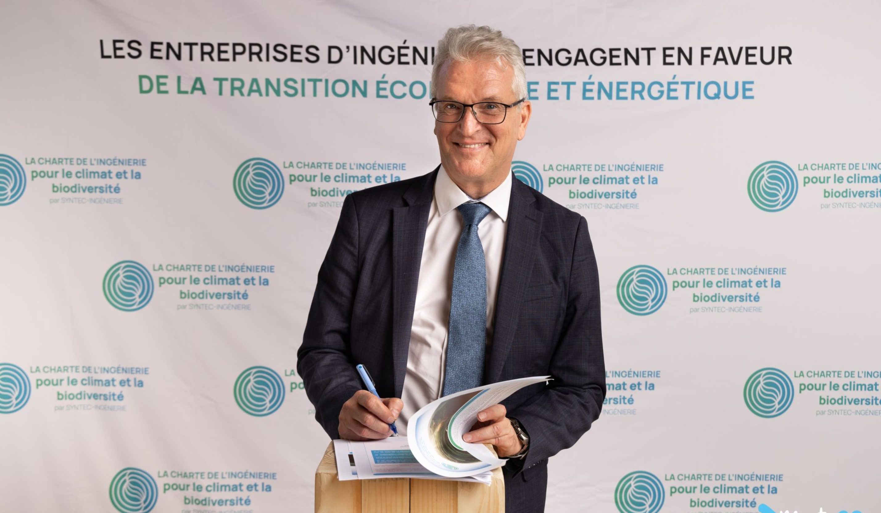 Michel Kahan signe la charte du climat et de la biodiversité de syntec